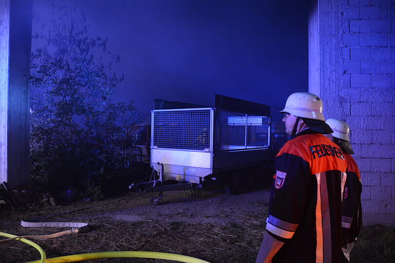 Die Maschinenhalle kam vergleichsweise unbeschadet davon - dafür zerstörte der Brand einen Traktor sowie mehrere Anhänger. Die Bilder aus Gerzen bei Landshut.