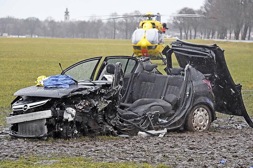 Bei dem Unfall wurden die vier Insassen des Opels schwer verletzt.