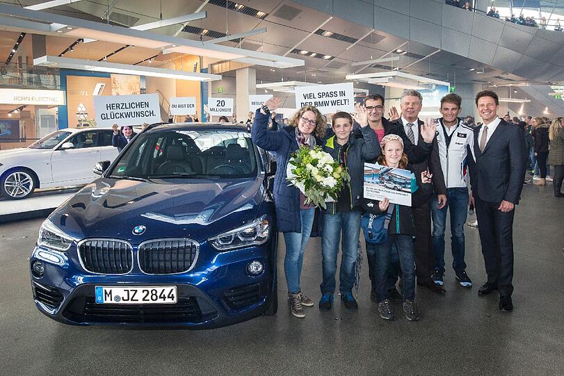 Dürfen kostenlos X1 fahren: Familie Wald aus der Eifel mit OB Dieter Reiter, DTM-Champion Marco Wittmann und Helmut Käs, Chef der BMW Welt. 	Foto: BMW
