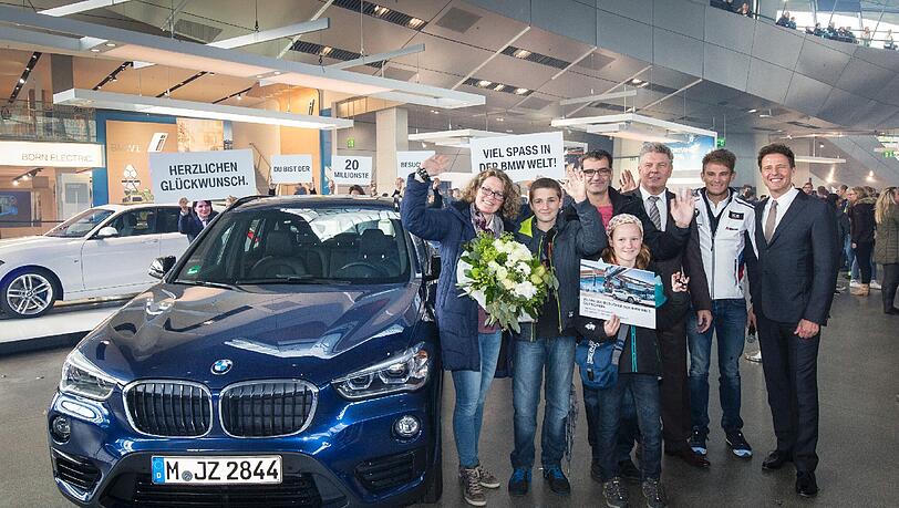 Dürfen kostenlos X1 fahren: Familie Wald aus der Eifel mit OB Dieter Reiter, DTM-Champion Marco Wittmann und Helmut Käs, Chef der BMW Welt. Foto: BMW Dürfen kostenlos X1 fahren: Familie Wald aus der Eifel mit OB Dieter Reiter, DTM-Champion Marco Wittmann und Helmut Käs, Chef der BMW Welt. Foto: BMW