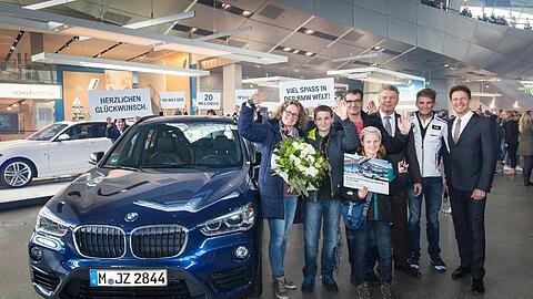 Dürfen kostenlos X1 fahren: Familie Wald aus der Eifel mit OB Dieter Reiter, DTM-Champion Marco Wittmann und Helmut Käs, Chef der BMW Welt. 	Foto: BMW