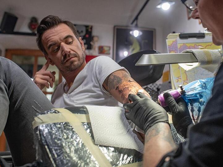 Florian Silbereisen ließ sich einen Kompass und eine Landkarte auf den linken Arm tätowieren.