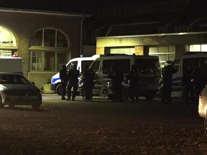 Polizeibeamte umstellen die Psychiatrie im nordrhein-westfälischen Bedburg-Hau.