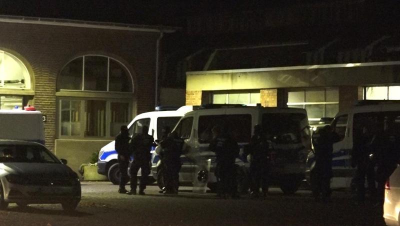 Polizeibeamte umstellen die Psychiatrie im nordrhein-westfälischen Bedburg-Hau. Polizeibeamte umstellen die Psychiatrie im nordrhein-westfälischen Bedburg-Hau.