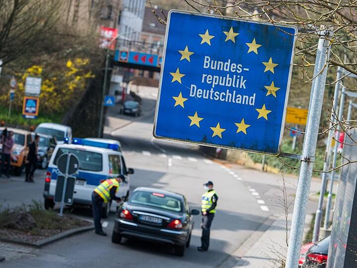Beamte der Bundespolizei kontrollieren ein Fahrzeug.