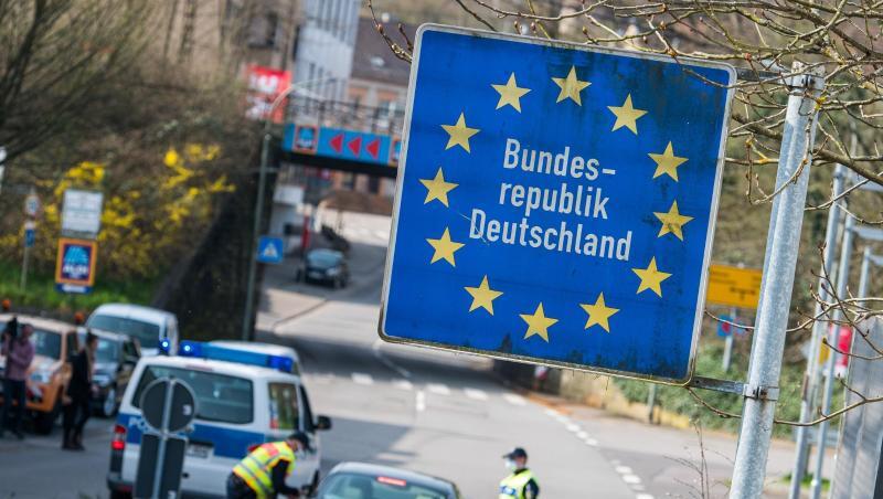 Beamte der Bundespolizei kontrollieren ein Fahrzeug. Beamte der Bundespolizei kontrollieren ein Fahrzeug.