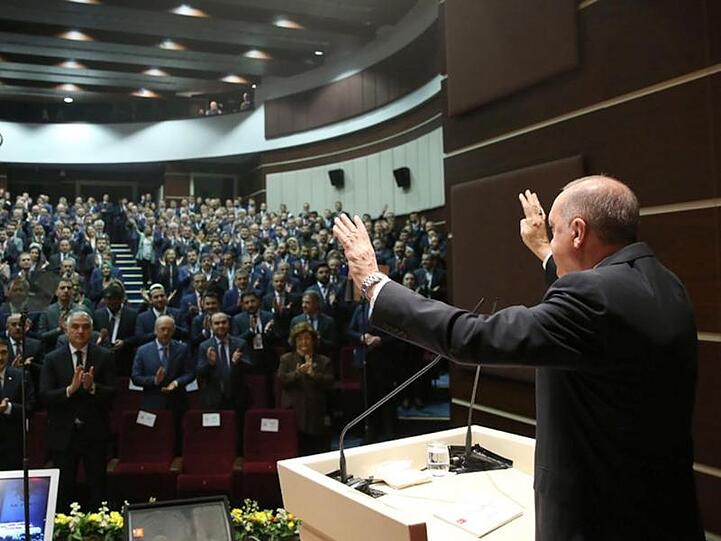 Recep Tayyip Erdogan, Präsident der Türkei, begrüßt Mitglieder der Regierungspartei AKP während eines Treffens in Ankara.