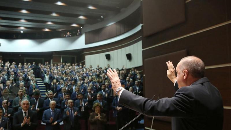 Recep Tayyip Erdogan, Präsident der Türkei, begrüßt Mitglieder der Regierungspartei AKP während eines Treffens in Ankara. Recep Tayyip Erdogan, Präsident der Türkei, begrüßt Mitglieder der Regierungspartei AKP während eines Treffens in Ankara.