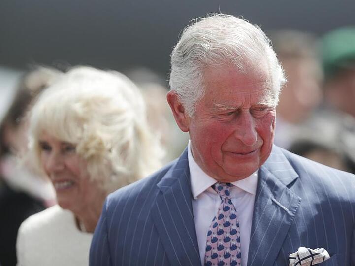 Der britische Prinz Charles und seine Frau Herzogin Camilla nach der Landung auf dem Flughafen Tegel.