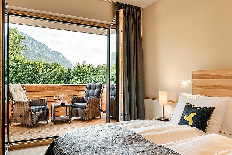 65 wundervolle Suiten und Zimmer in Bayerisch Gmain warten auf unsere Gäste. Jedes Hotel Klosterhof-Zimmer ist bis ins Detail liebevoll eingerichtet – jedes Stück Stoff, jede Schindel und jedes Möbelstück wurde von Familie Färber persönlich und individuell für den Klosterhof ausgewählt. Nachhaltige Holzsorten von Apfelbaum bis Zirbe geben dem Vier-Sterne-Superior Hotel in Bad Reichenhall warmen Charakter.