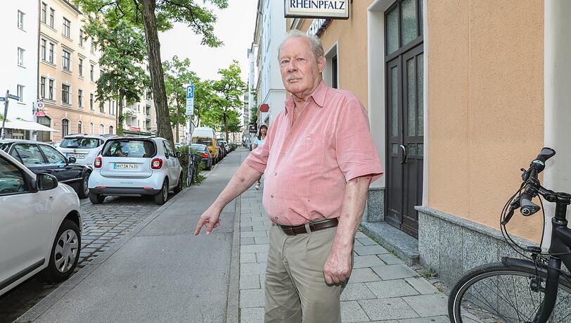 Wegen dieses Radwegs gibt es keinen Freischank für die Kneipe. Wegen dieses Radwegs gibt es keinen Freischank für die Kneipe.