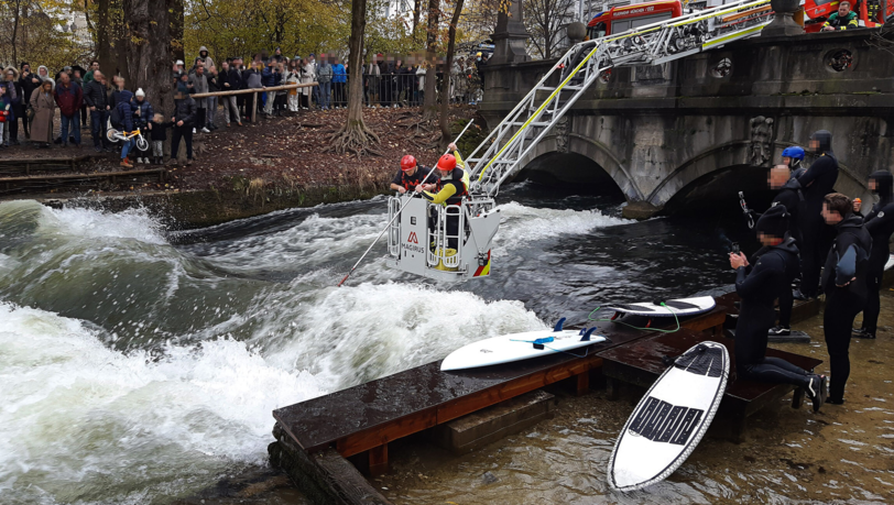 Die Feuerwehr musste am Sonntag einen E-Scooter aus dem Eisbach fischen.