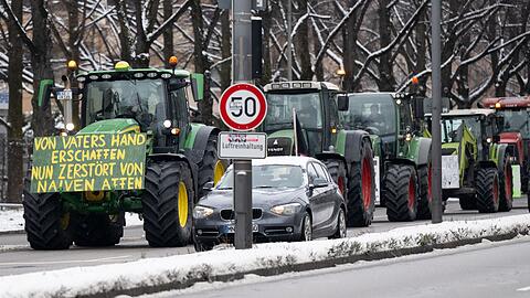 Traktoren fahren während einer Demonstration von Landwirten in der Innenstadt über den Mittleren Ring.