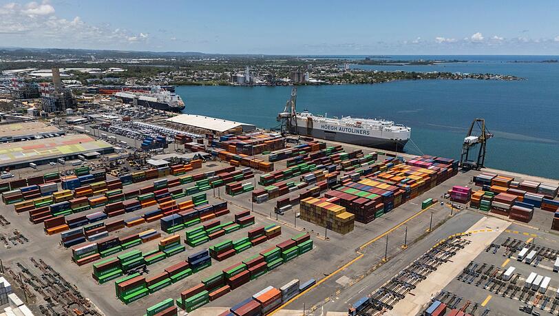 Auf Puerto Rico (USA) sind Container im Hafen von San Juan gestapelt.