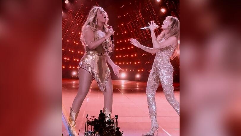 Beyoncé (l.) und Miley Cyrus auf der Bühne in Paris.