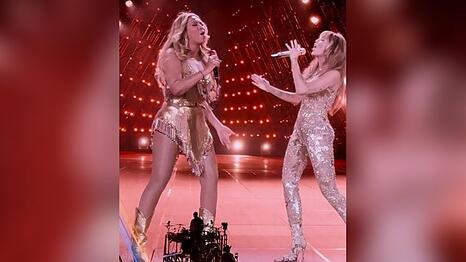 Beyoncé (l.) und Miley Cyrus auf der Bühne in Paris.