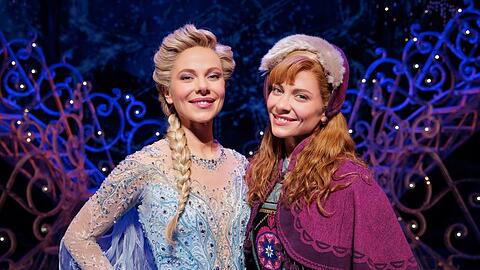 Valentina Pahde (li.) als Elsa, Zwillingsschwester Cheyenne als Anna beim Besuch des Musicals "Die Eiskönigin".