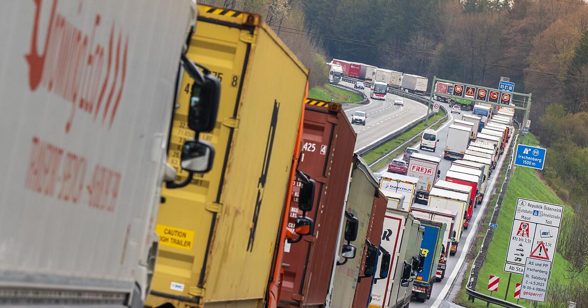 Mega-Stau-vor-Kufstein-Lkw-stehen-46-Kilometer-in-Bayern