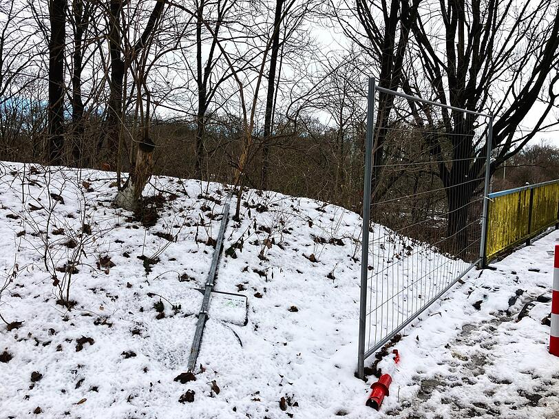 Gut getarnt liegt das Schild im Schnee.