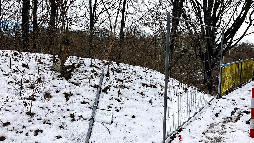 Gut getarnt liegt das Schild im Schnee.