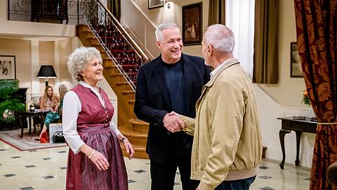 Begr&uuml;&szlig;ung im F&uuml;rstenhof: Alexander Herrmann (M.) spielt sich selbst in "Sturm der Liebe", hier mit Alfons Sonnbichler (Sepp Schauer) und Hildegard Sonnbichler (Antje Hagen).