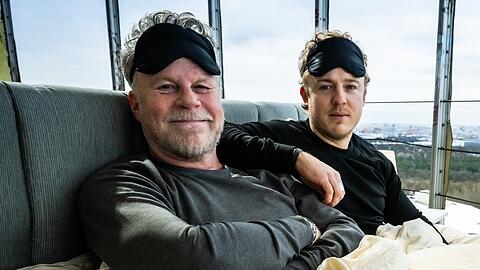 Zum Auftakt der neuen "JENKE"-Strecke auf ProSieben testet Jenke von Wilmsdorff zusammen mit Sohn J&aacute;nik viele Dinge f&uuml;r einen besseren Schlaf aus.