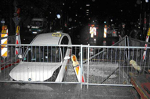 Der Taxifahrer landete mit seinem Wagen in der Baugrube