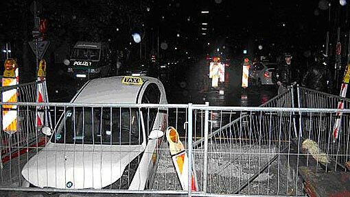Der Taxifahrer landete mit seinem Wagen in der Baugrube Der Taxifahrer landete mit seinem Wagen in der Baugrube