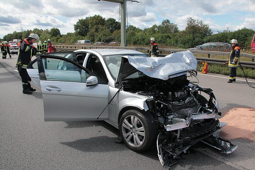 Tragische Aufnahmen vom Unfallgeschehen auf der A99 Richtung Nürnberg Höhe Hohenbrunn.
