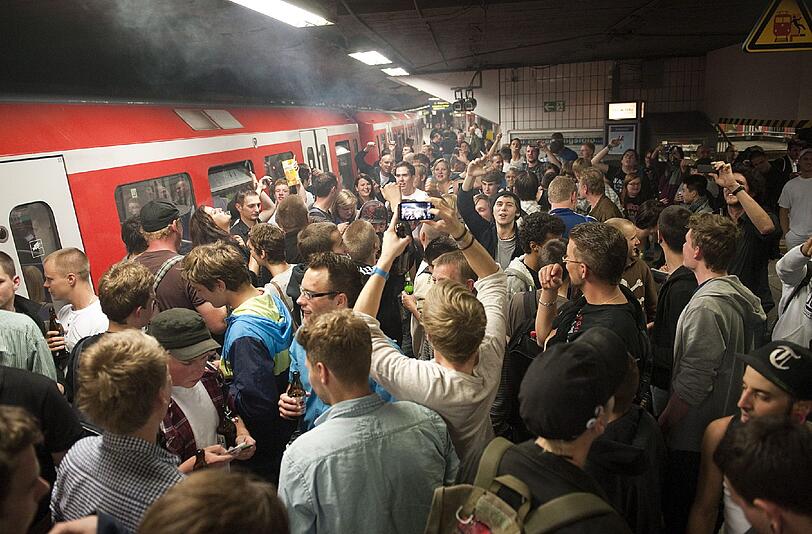 10. Dezember: Unmittelbar vor dem Start des Alkoholverbots in der Münchner S-Bahn feiern rund 2000 Jugendliche ein feucht-fröhliches Abschiedstrinken.