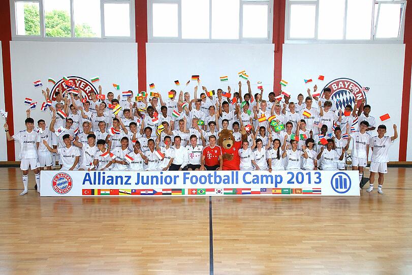 Mittendrin: Holger Badstuber stattet den 75 Teilnehmern des diesjährigen Allianz Junior Football Camps einen Besuch ab. Foto: Allianz/ho