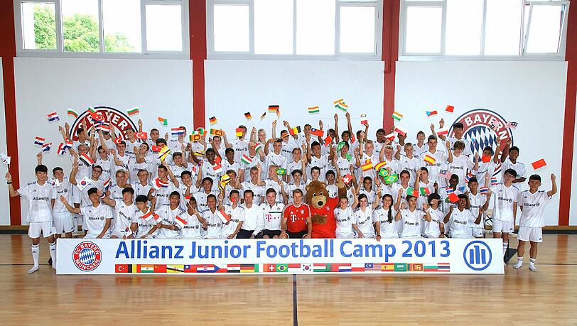 Mittendrin: Holger Badstuber stattet den 75 Teilnehmern des diesjährigen Allianz Junior Football Camps einen Besuch ab. Foto: Allianz/ho Mittendrin: Holger Badstuber stattet den 75 Teilnehmern des diesjährigen Allianz Junior Football Camps einen Besuch ab. Foto: Allianz/ho