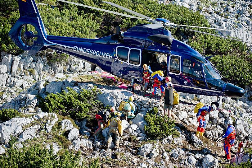 Am Einstieg der Riesending-Schachthöhle warten die Rettungskräfte.