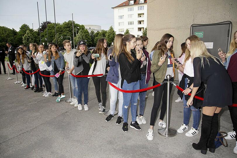 Die meisten Fans warteten auf Youtube-Star Dagi Bee