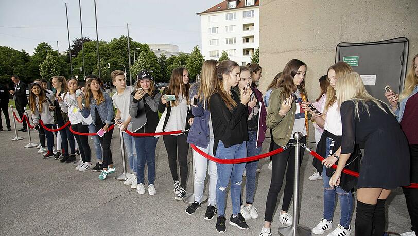 Die meisten Fans warteten auf Youtube-Star Dagi Bee Die meisten Fans warteten auf Youtube-Star Dagi Bee