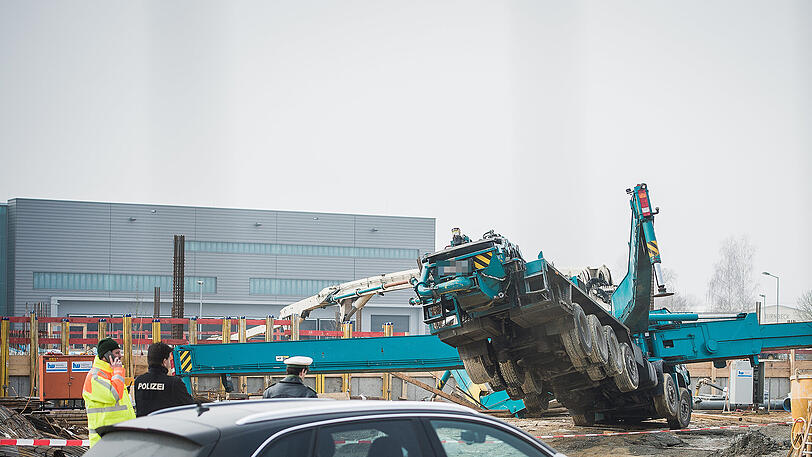 Am Donnerstagvormittag stürzte auf einer Baustelle in Freising eine Betonpumpe auf zwei Arbeiter - sie starben noch vor Ort.