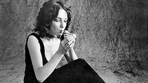 Eine junge Frau mit Joint.