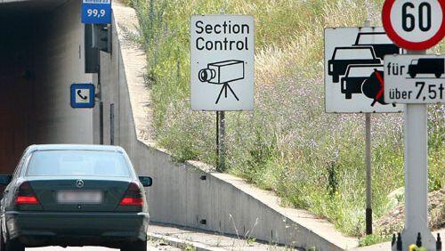 Blitzerschild auf einer österreichischen Autobahn