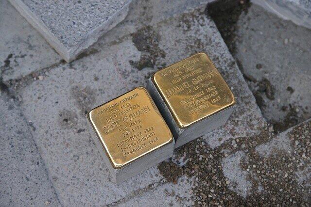 Direkt vor dem ehemaligen Kaufhaus Gutmann sind die Steine jetzt zu sehen.