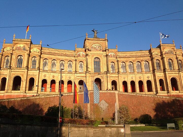 Am Maximilianeum startet der Rundgang zur Stadtteilgeschichte.