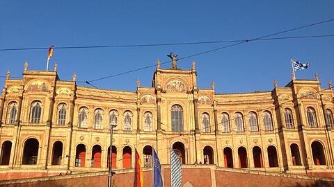 Am Maximilianeum startet der Rundgang zur Stadtteilgeschichte.
