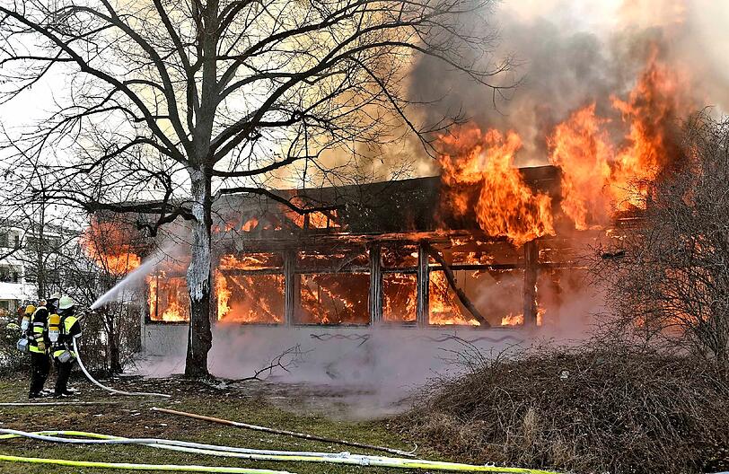 Der Kulturpavillon ist komplett ausgebrannt. Die Bilder vom Großeinsatz der Feuerwehr.