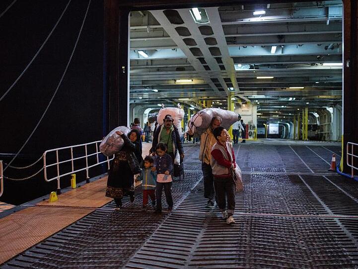 Hafen von Piräus: Die griechischen Behörden brachten rund 300 Flüchtlinge und Migranten von der Insel Lesbos in Lager auf dem griechischen Festland.