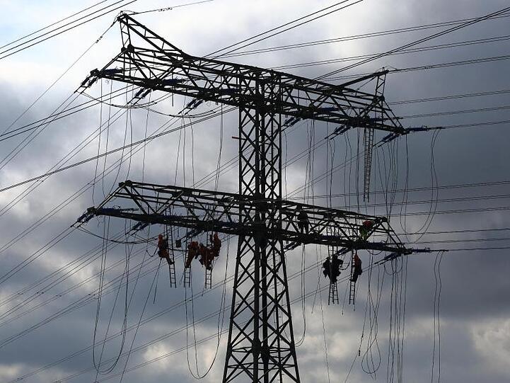 An Hochspannungsleitungen für den Südostlink wird unweit des Umspannwerkes in Wolmirstedt gearbeitet.
