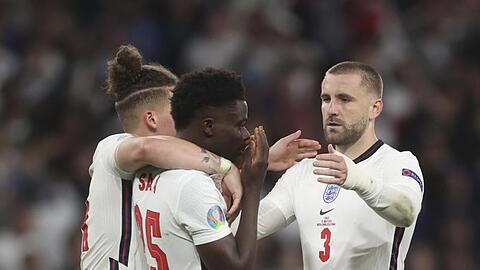 Untröstlich: Kalvin Phillips (l) und Luke Shaw (r) versuchen Bukayo Saka nach seinem Fehlschuss aufzurichten.
