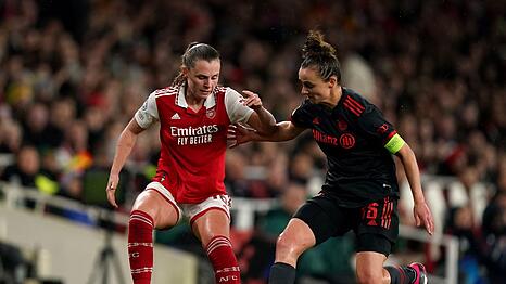 Die Bayern um Lina Magull (r) mussten sich Arsenal geschlagen geben.