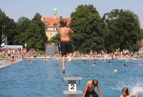Der 44-jährige Thomas schwimmt jeden zweiten Tag eine Stunde auf der Trainingbahn im Schyrenbad.