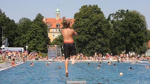 Der 44-jährige Thomas schwimmt jeden zweiten Tag eine Stunde auf der Trainingbahn im Schyrenbad.