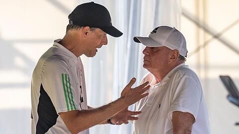 FC-Bayern-Trainer Thomas Tuchel (li) und Ehrenpräsident Uli Hoeneß haben zeitweise unterschiedliche Meinungen.
