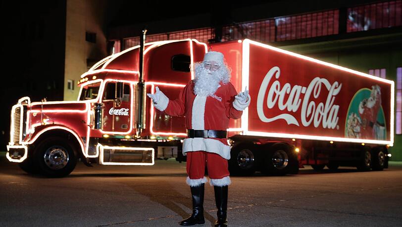 Coca-Cola Weihnachtstruck und der Weihnachtsmann bei der Party der TV-Spendengala - Ein Herz fuer Kinder - 2015 im Hangar 7 im ehemaligen Flughafengelaende des Flughafen Tempelhof in Berlin. Coca-Cola Weihnachtstruck und der Weihnachtsmann bei der Party der TV-Spendengala - Ein Herz fuer Kinder - 2015 im Hangar 7 im ehemaligen Flughafengelaende des Flughafen Tempelhof in Berlin.